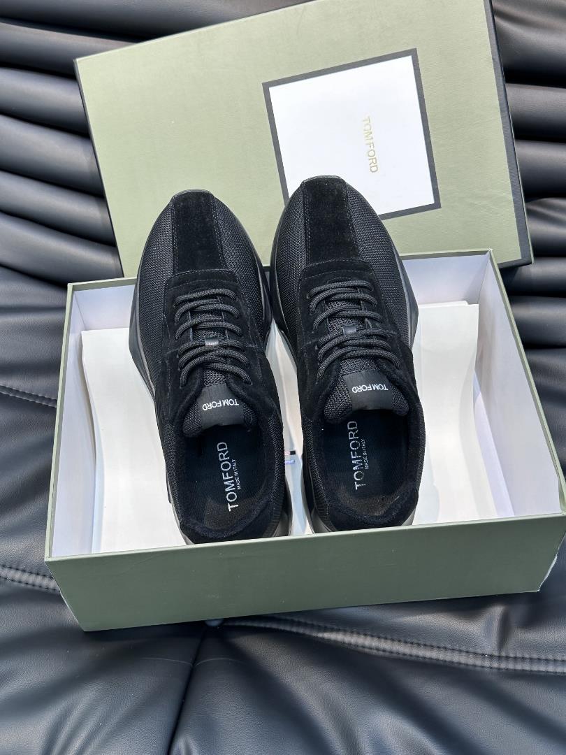 TOMFORD mens casual sports shoes are designed with smooth lines to create a simple appear