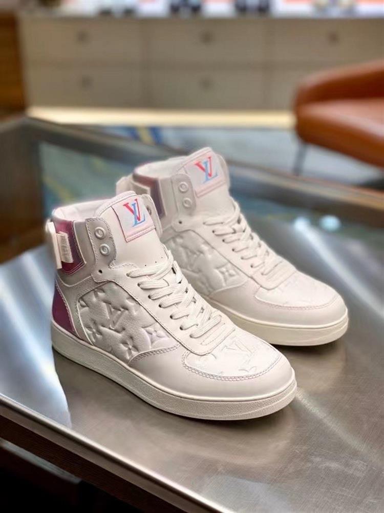 lv Rivoli High Top Sneakers with Top QualityThis sports shoe is made of embossed calf leather import