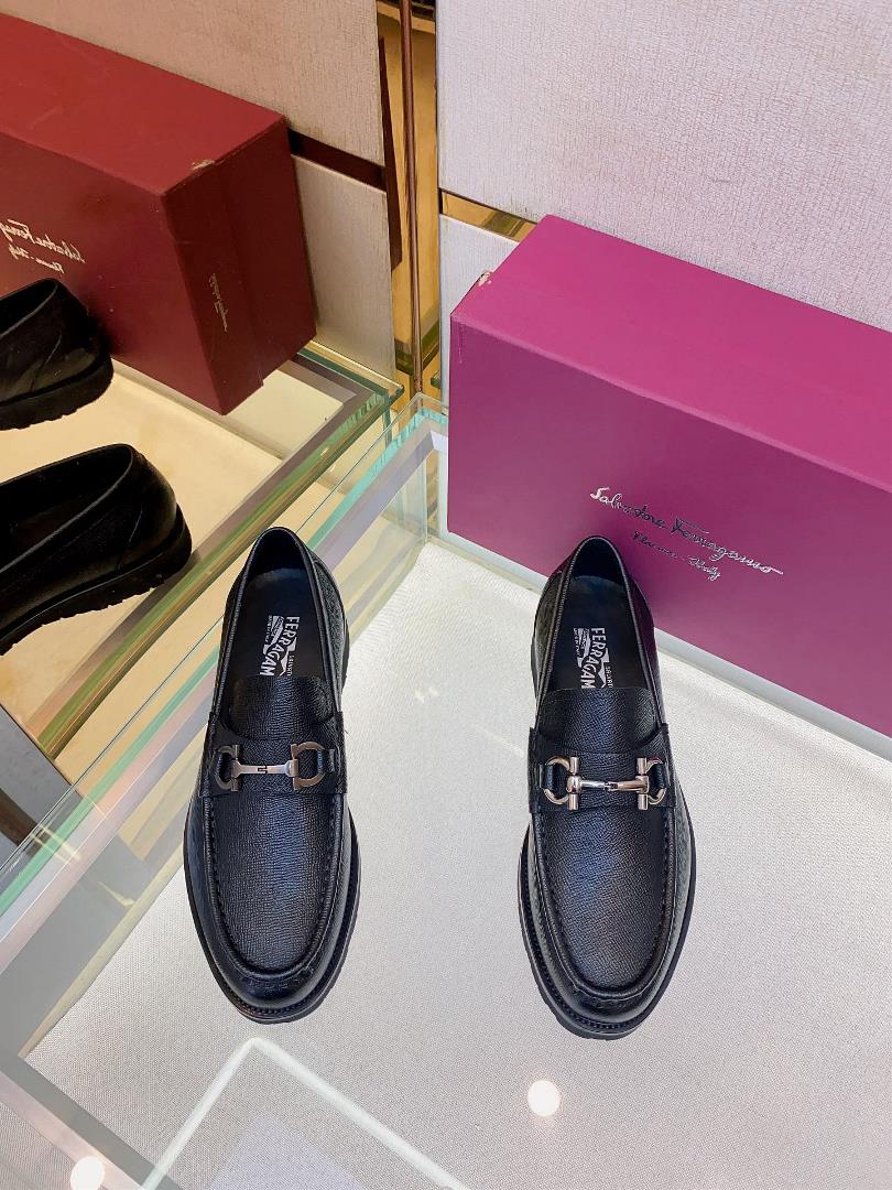 Ferragams mens leather shoesCollection design symbols are interpreted flexibly through modern tech