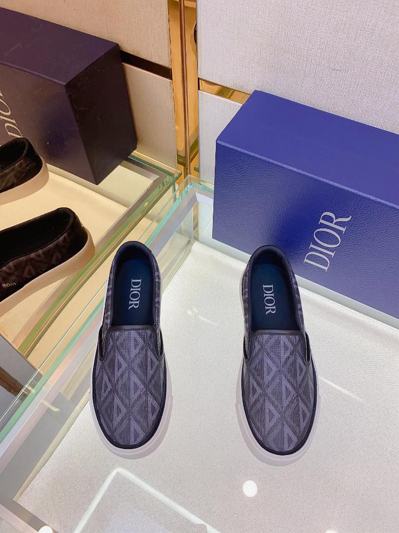 The Dior B101 low cut casual sports shoe is meticulously crafted with cowhide stitching on the top l