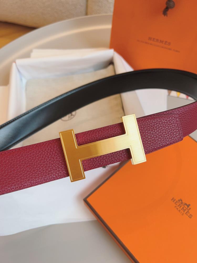 The classic design has been reinterpreted from Hermes perspective complementing eyecatc