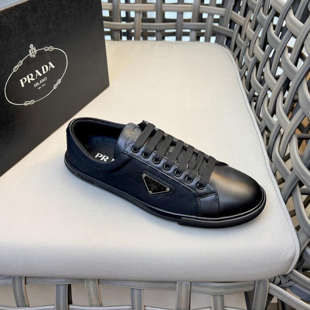 The new mens casual shoes are made of imported cowhide paired with waterproof fabric with a classic pattern and clever splicing process Imported wa