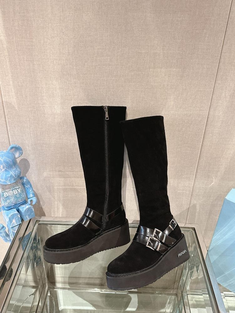 Short boots Long boots 23Ss AutumnWinter New Prad Buckle Thick Sole Boots The upper is designed with a double buckle belt with a combination of serr