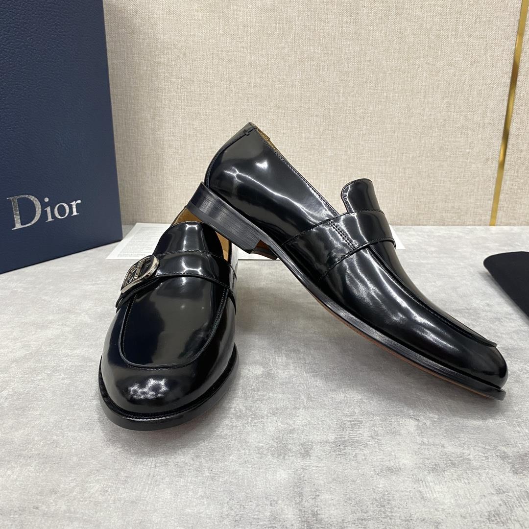 The official price of DIO TIMELESS This Slipon shoe reflect classic elegance Made of bl