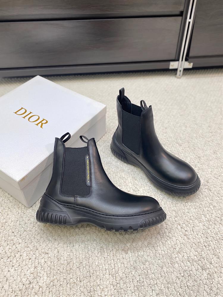 Dior RacerThe new ankle boots from autumn and winter combine classic styling with modern style creating a unique style Designed in a Chelsea short