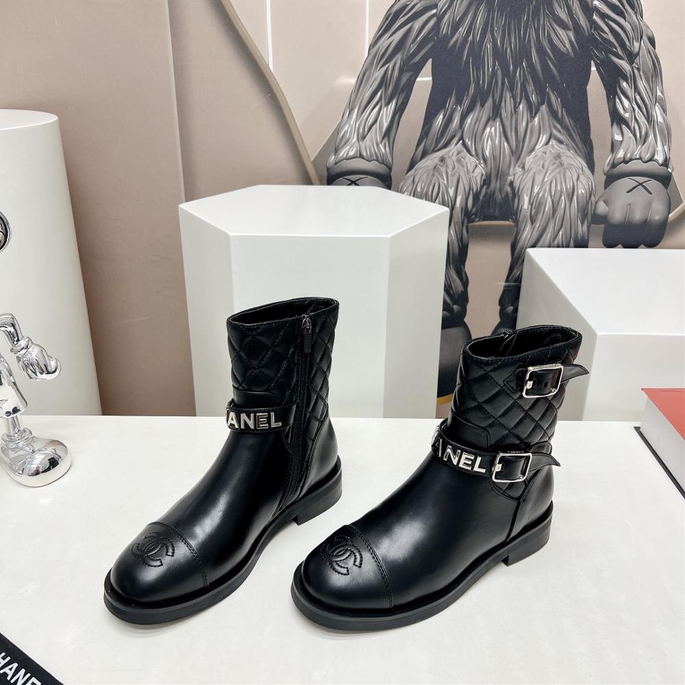 One particular style that has caught my attention is the roundheaded letter boots With t