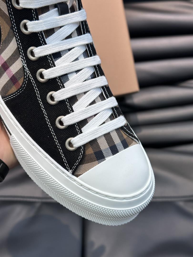 The classic high top sports shoes of the B family are updated with Vintage retro checkered