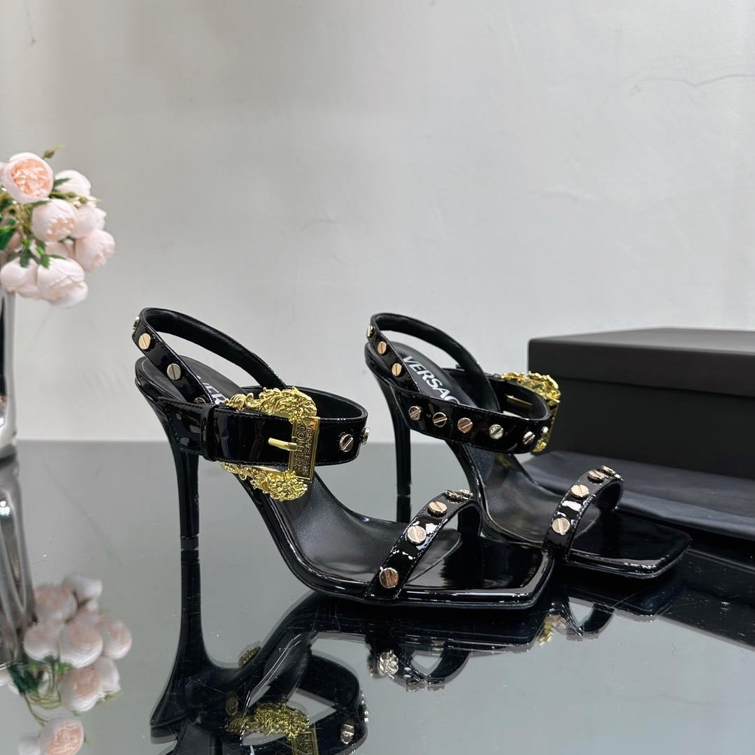 High version Versace SpringSummer new high heelsThe Milan runway features a simple and capable