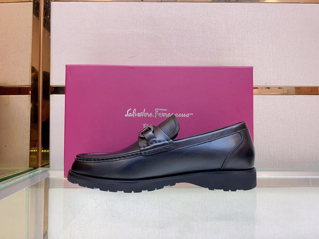 Ferragams mens leather shoesCollection design symbols are interpreted flexibly through modern 