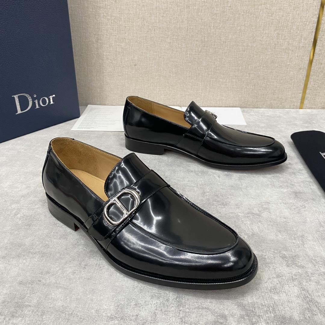 The official price of DIO TIMELESS This Slipon shoe reflect classic elegance Made of bl