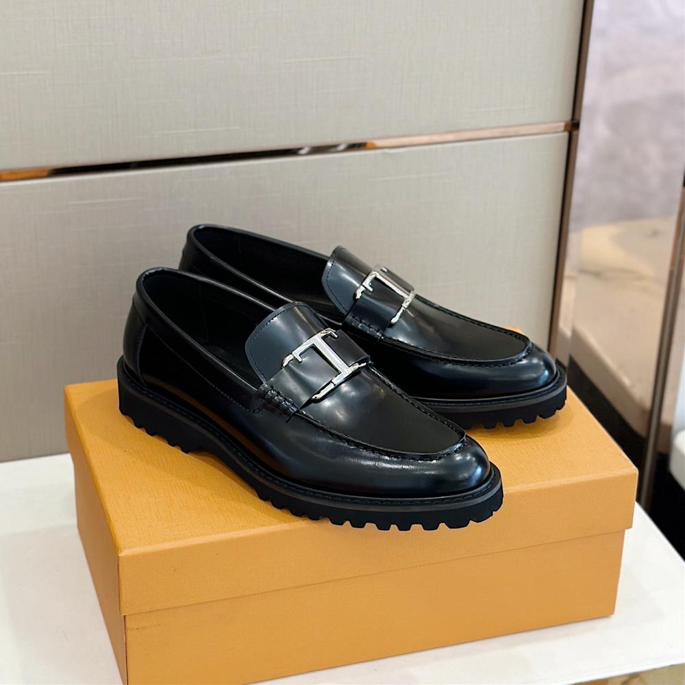 TODS T TIMELESS leather loafersThis Lefu shoe is made of semi high gloss grain leather an