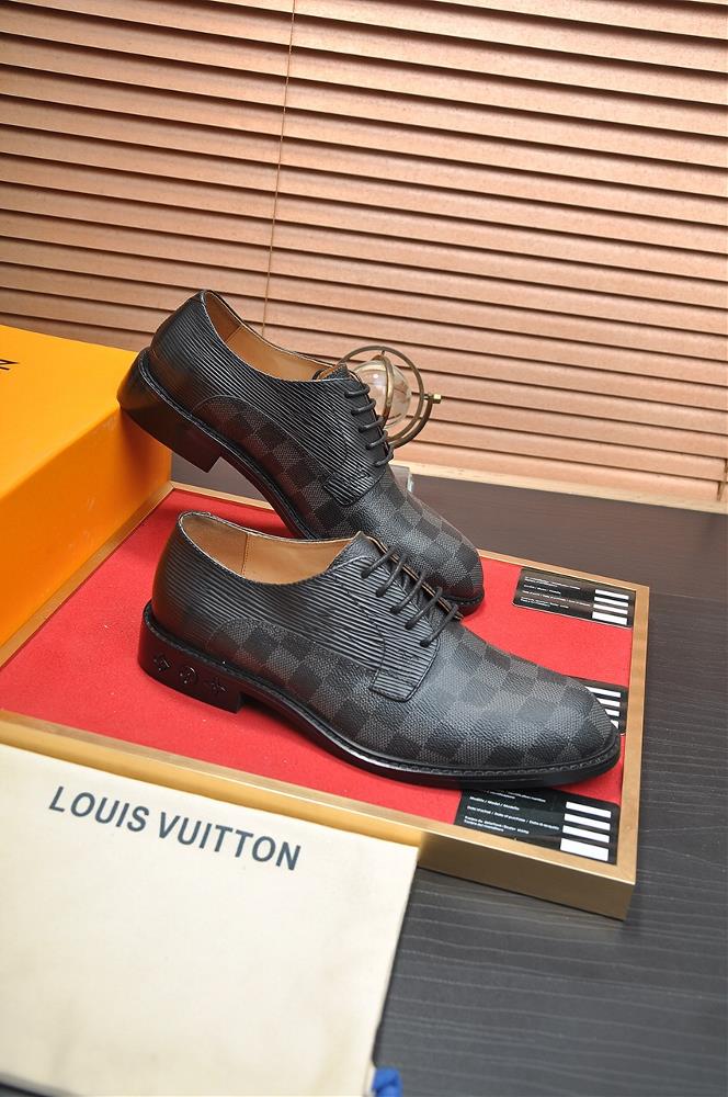 LVs original single cowhide inner lining LVs latest genuine leather business suit shoes are also available on the official website The top layer o