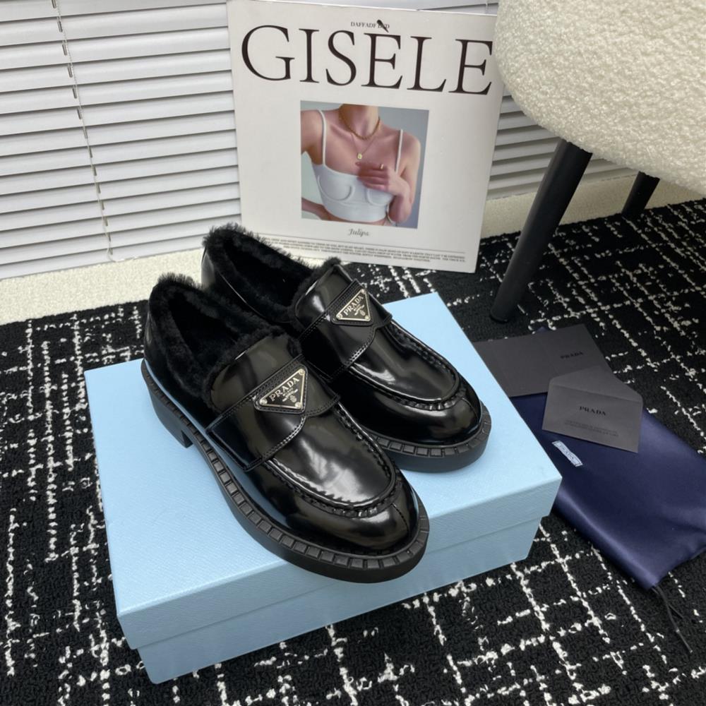Upgraded factory PRADAs 2023 AutumnWinter runway show is popular on the internet with the same thick sole Lefu shoesThe Dream City Prada can be used