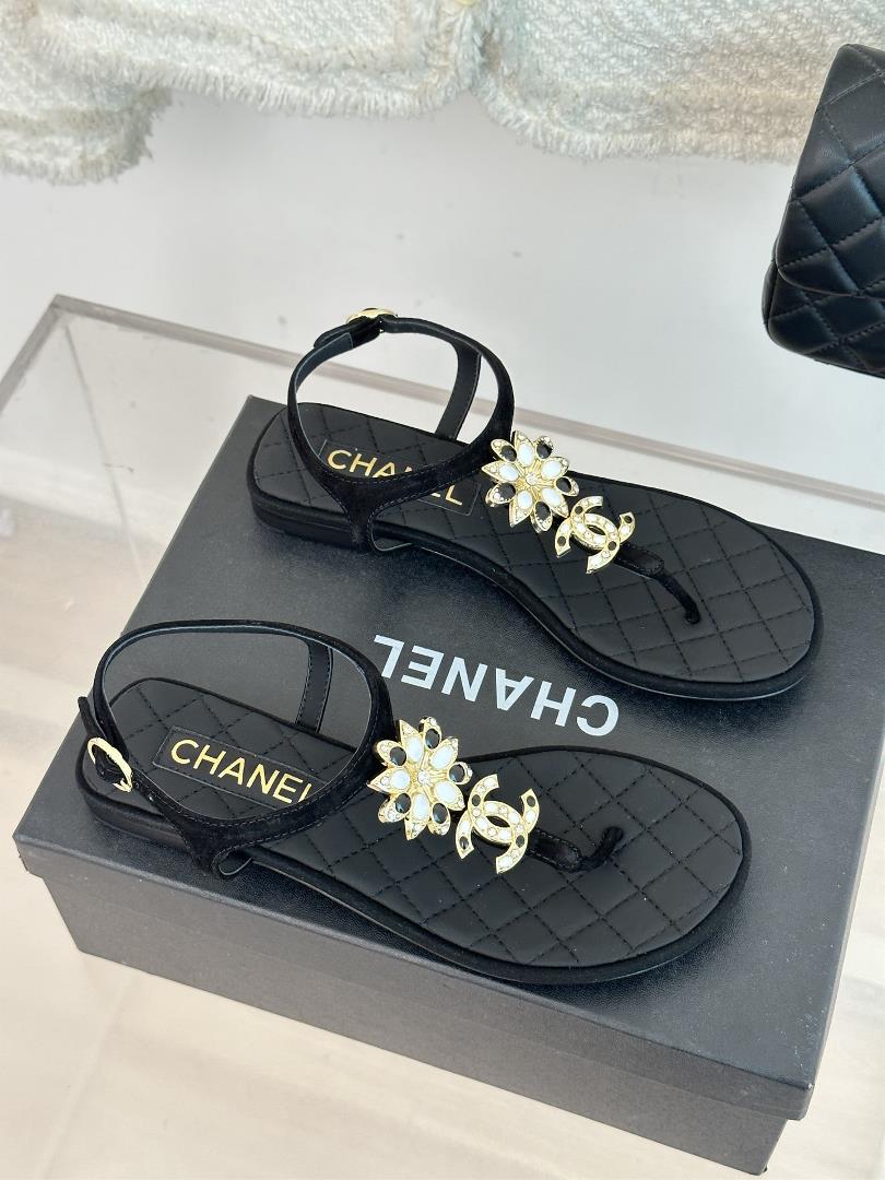 CHANE SpringSummer New ProductCamellia Double C Clamping SandalsEvery summer Chanels sandalsTh