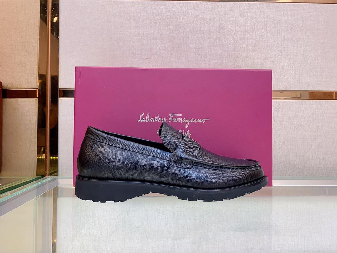 Ferragams mens leather shoesCollection design symbols are interpreted flexibly through modern 