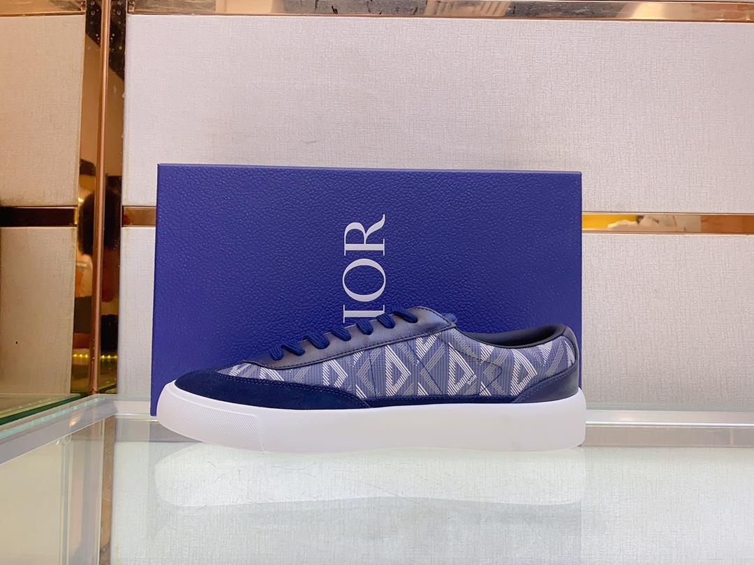 The Dior B101 low cut casual sports shoe is meticulously crafted with cowhide stitching on