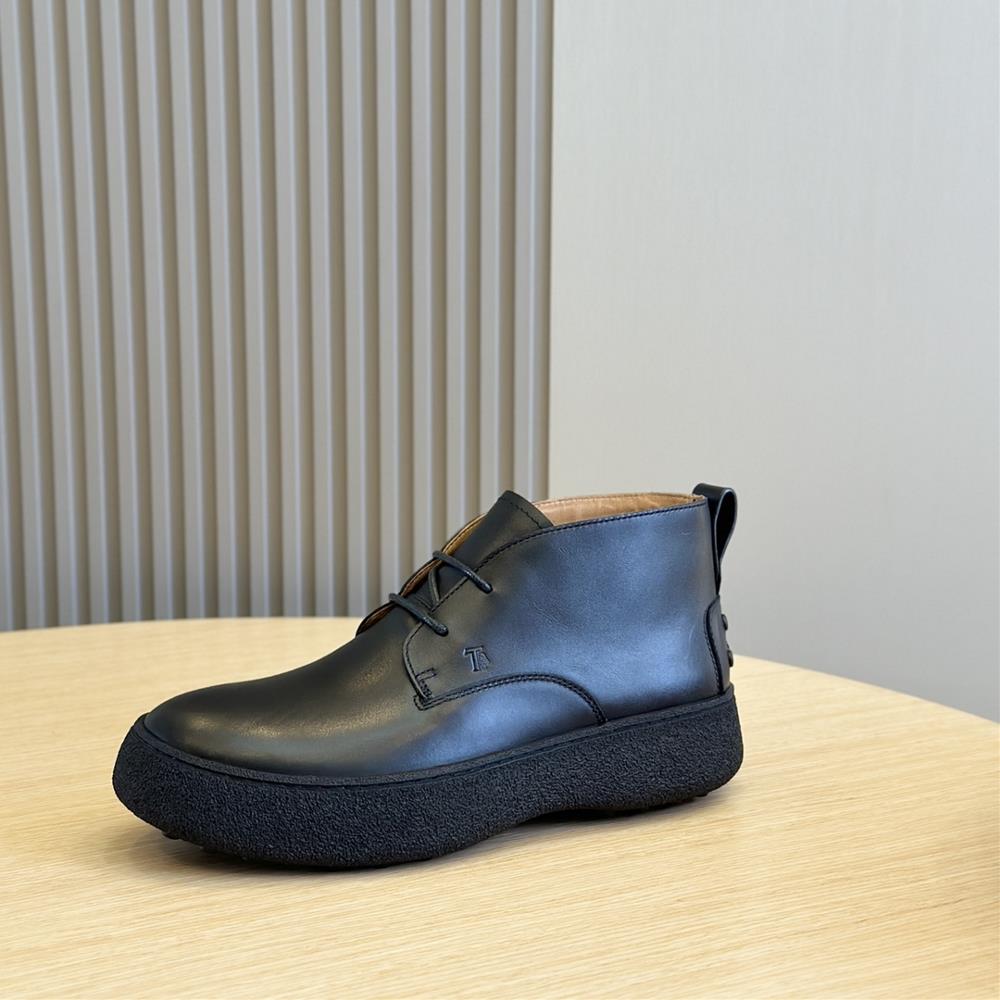 The imported cowhide material used in Tods Chelsea Boot adds a touch of luxury and exclus