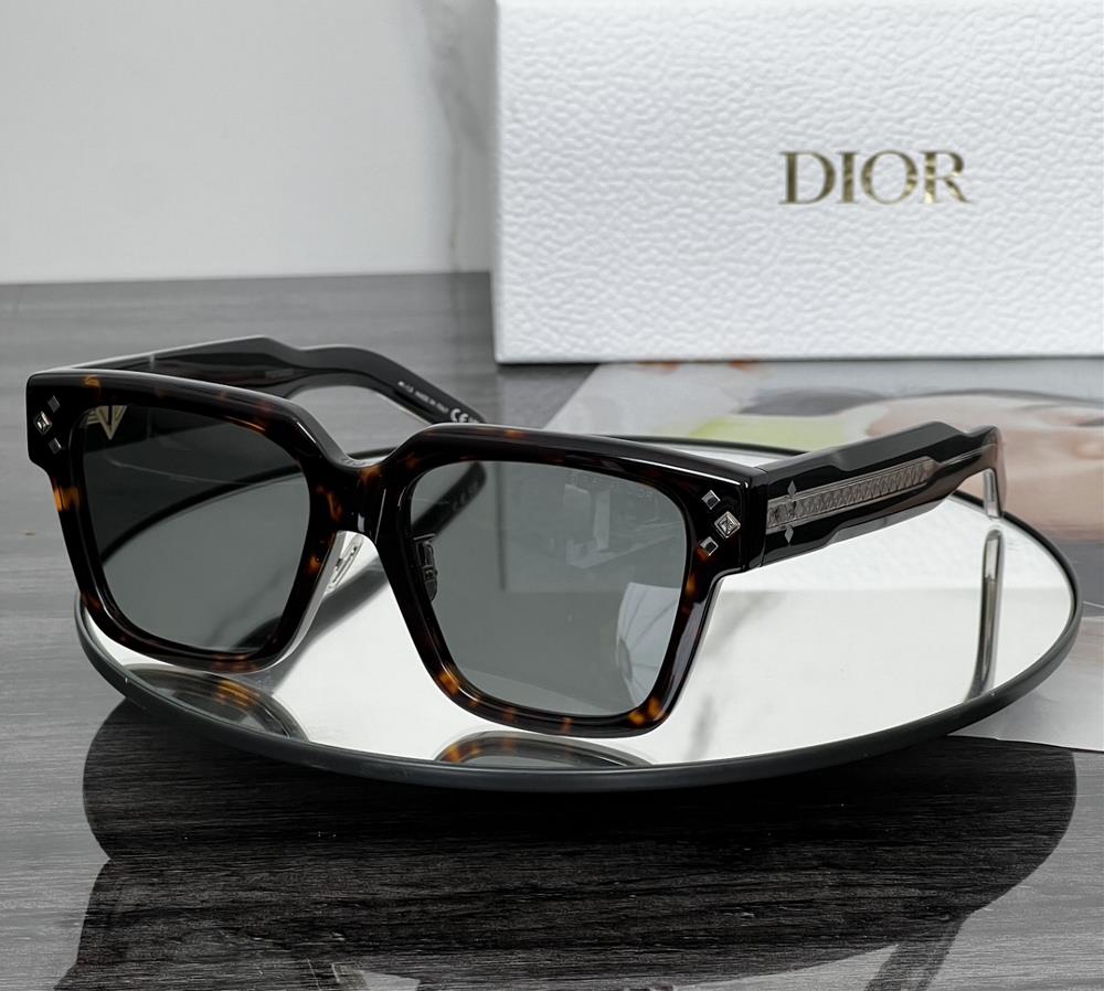 Large square pattern DIOR  CD DIAMOND S3F After wearing it the entire facial contour beco