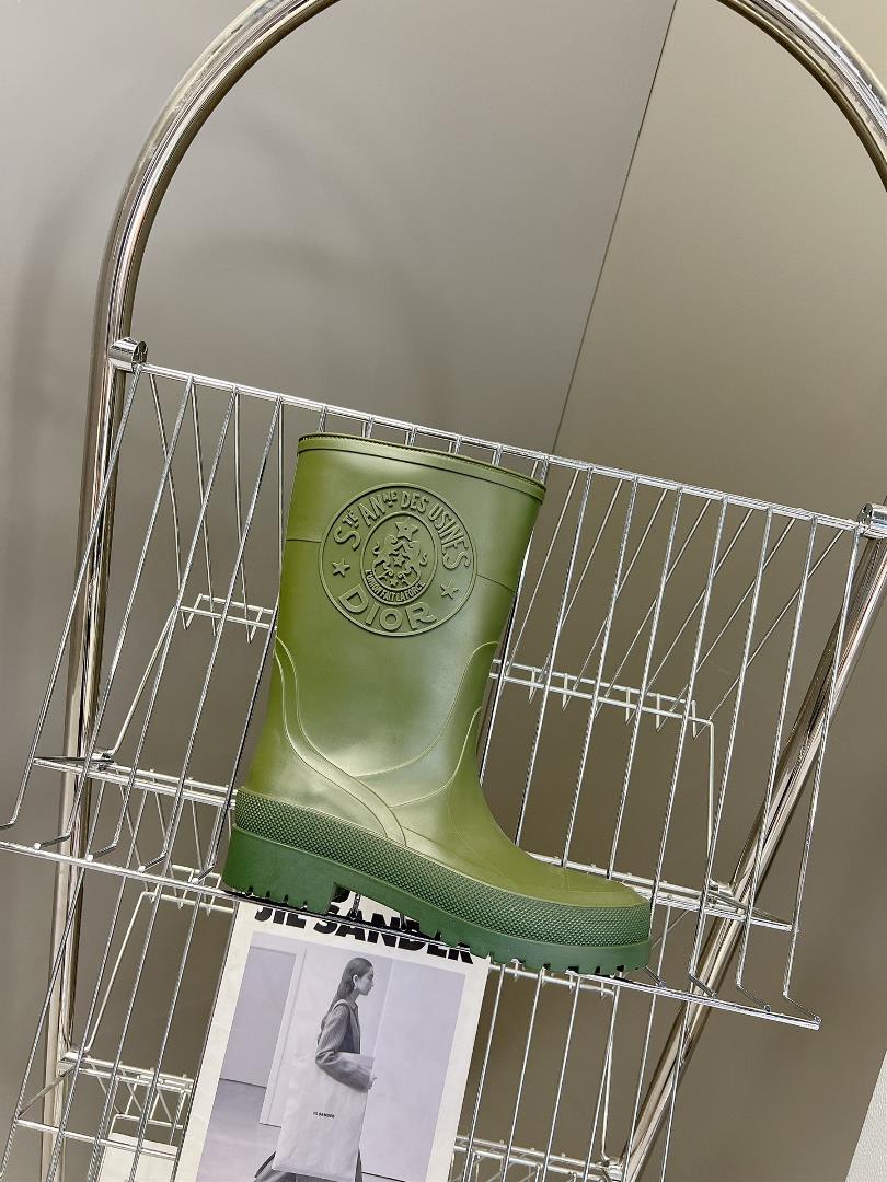 Hot Bar Hot Rain BootI have obtained a hot looking rain boot this season with a limited