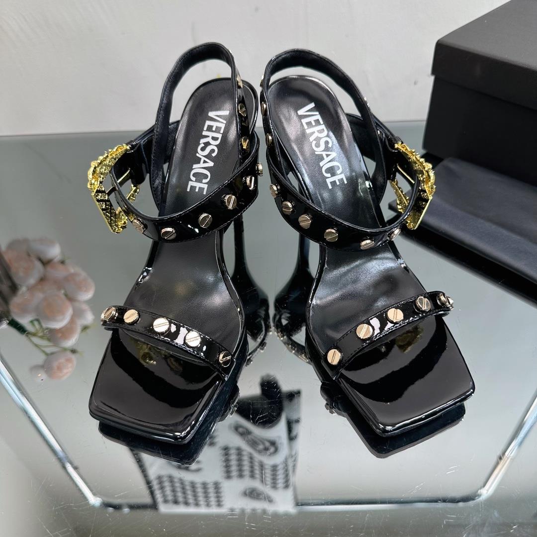 High version Versace SpringSummer new high heelsThe Milan runway features a simple and capable