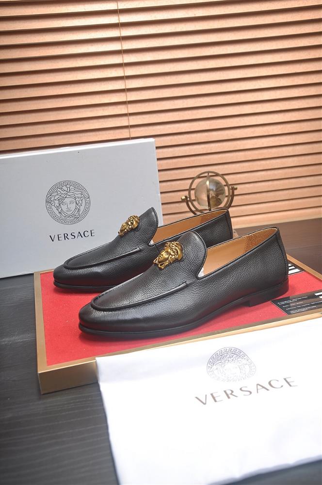 The Versace All Cow Lane Versace counter is launched simultaneously New mens shoes and fabrics are selected from imported cowhide and the original