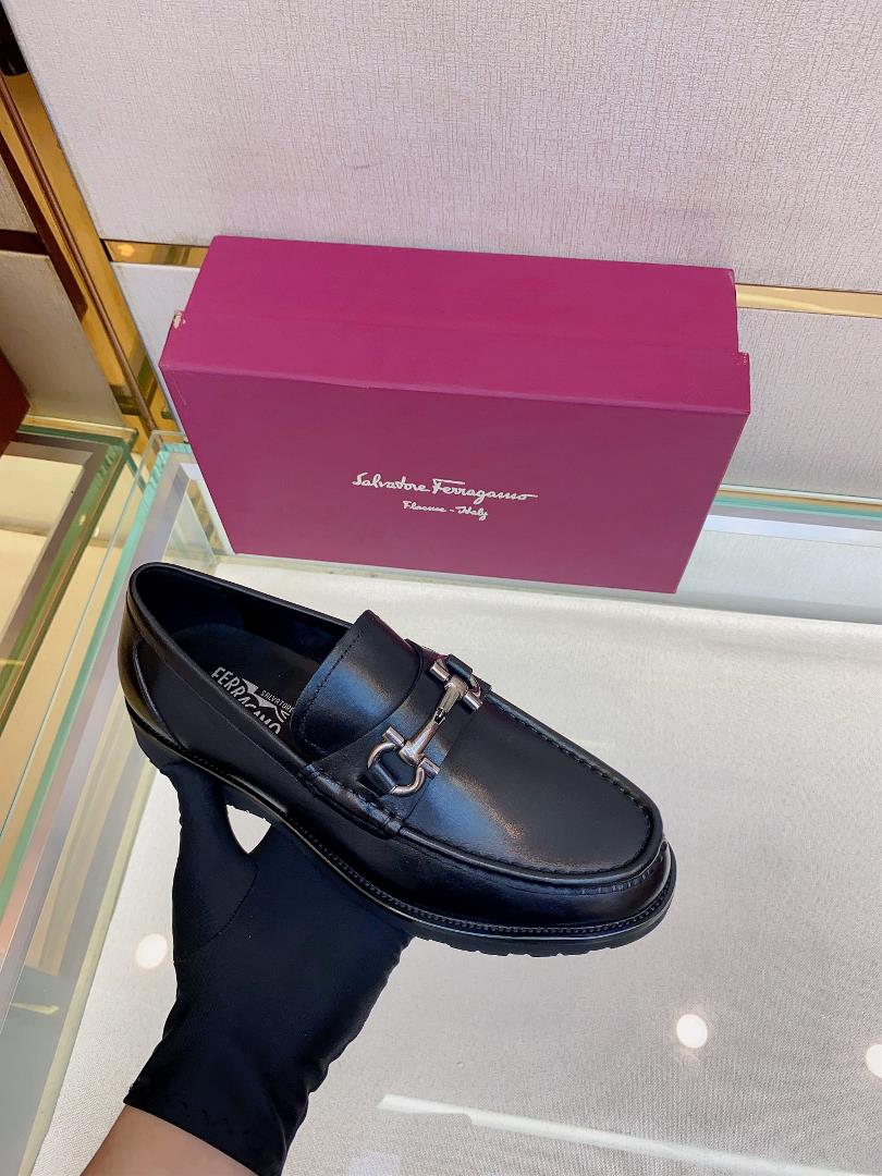 Ferragams mens leather shoesCollection design symbols are interpreted flexibly through modern 