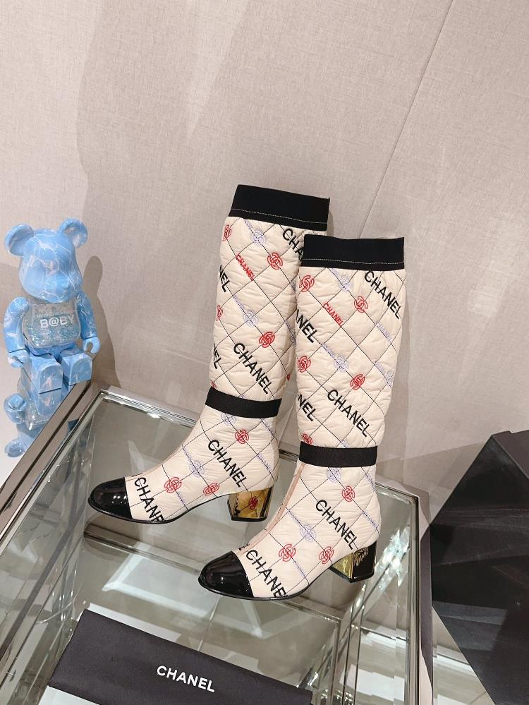 Xiaoxiang Chanel Autumn and Winter Down Electric Embroidery Thick Heel BootsThe down bun feels warm and light on the feet and I really love the overa