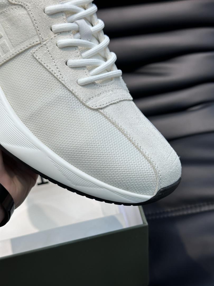 TOMFORD mens casual sports shoes are designed with smooth lines to create a simple appear