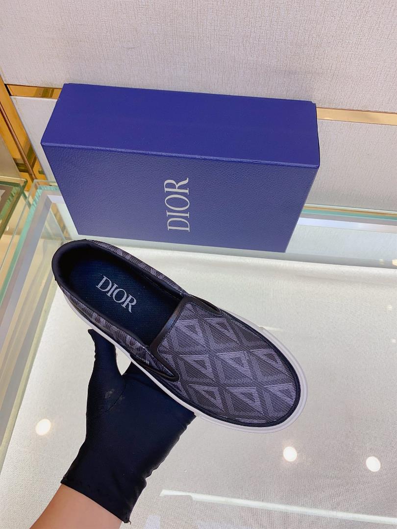 The Dior B101 low cut casual sports shoe is meticulously crafted with cowhide stitching on