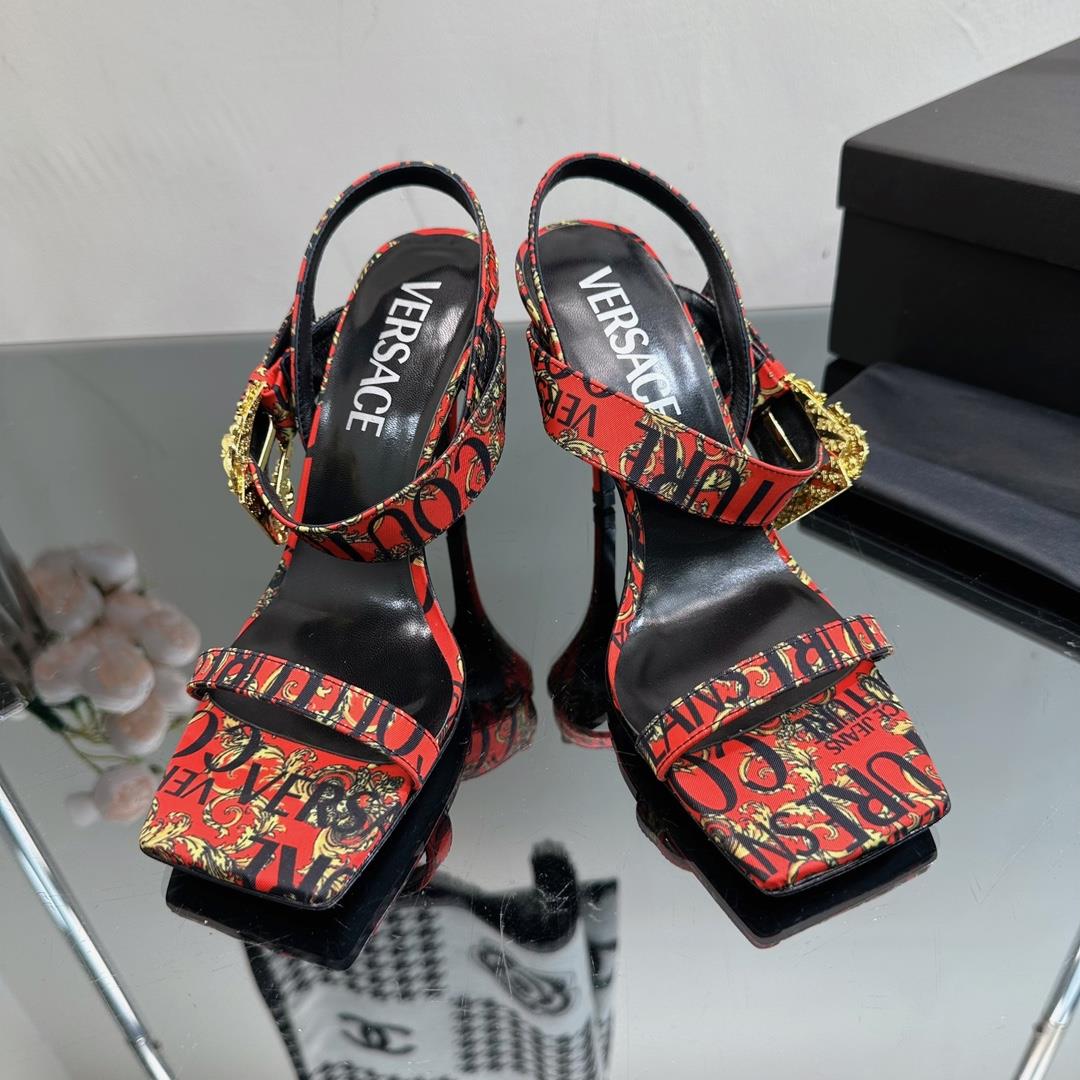 High version Versace SpringSummer new high heelsThe Milan runway features a simple and capable