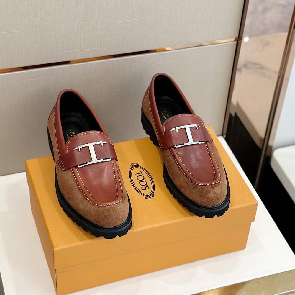 TODS T TIMELESS leather loafersThis Lefu shoe is made of semi high gloss grain leather and suede with a leather lining Dot slow brand metal diamond