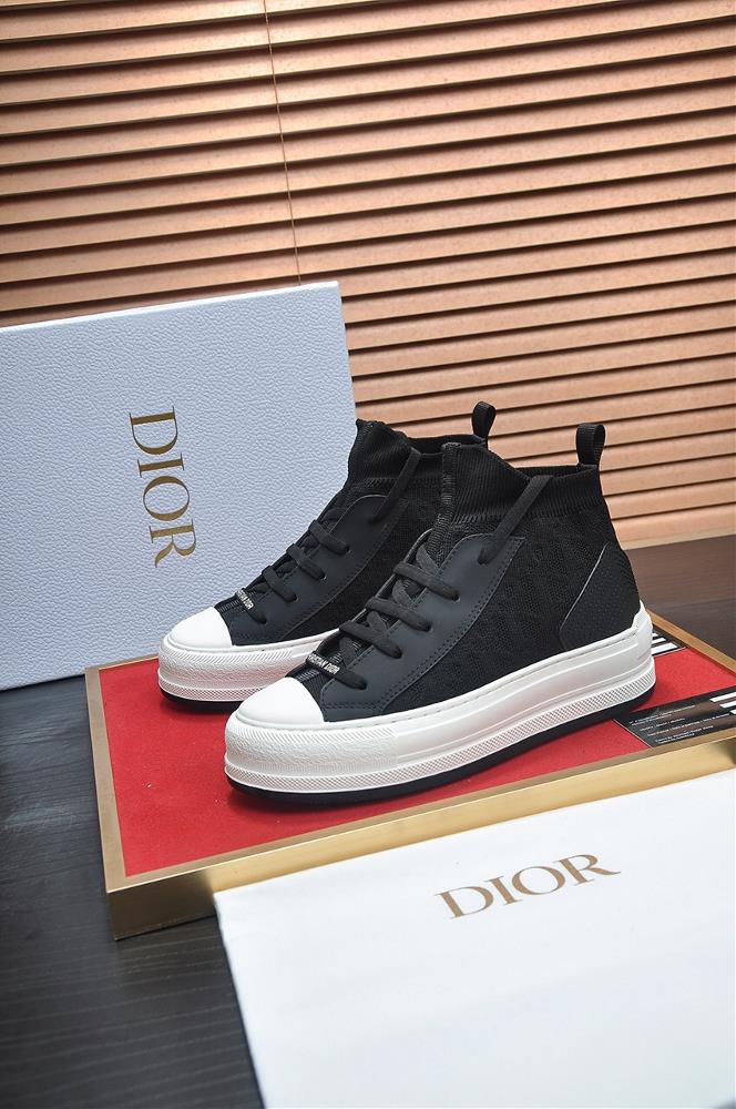 The Dior Walk nDior embroidered cotton couple casual shoes feature a thick texture white rubber sole and pure cotton embroidery on the upper to show