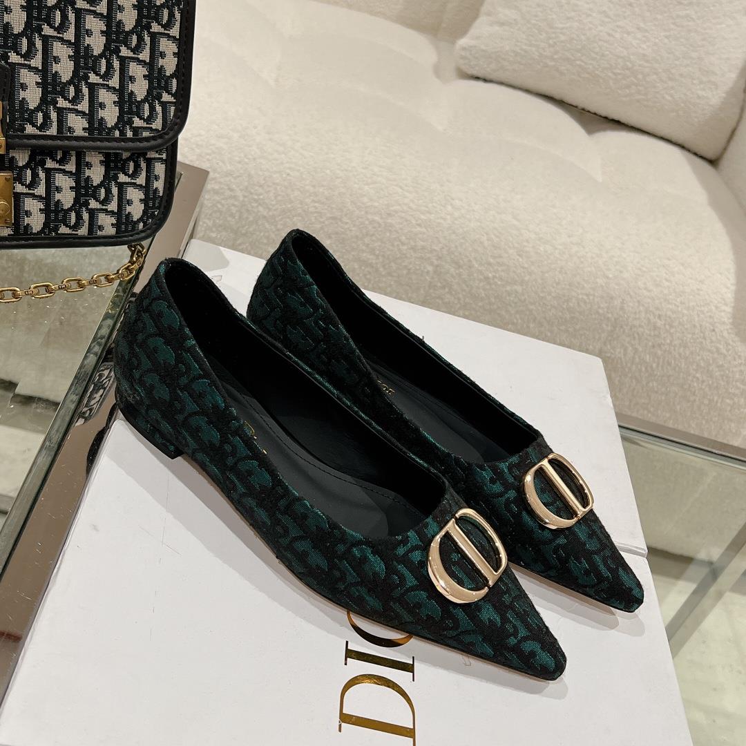 Dior new array Dior Early Spring New Pointed Flat ShoesThe small pointed end paired with a CD 