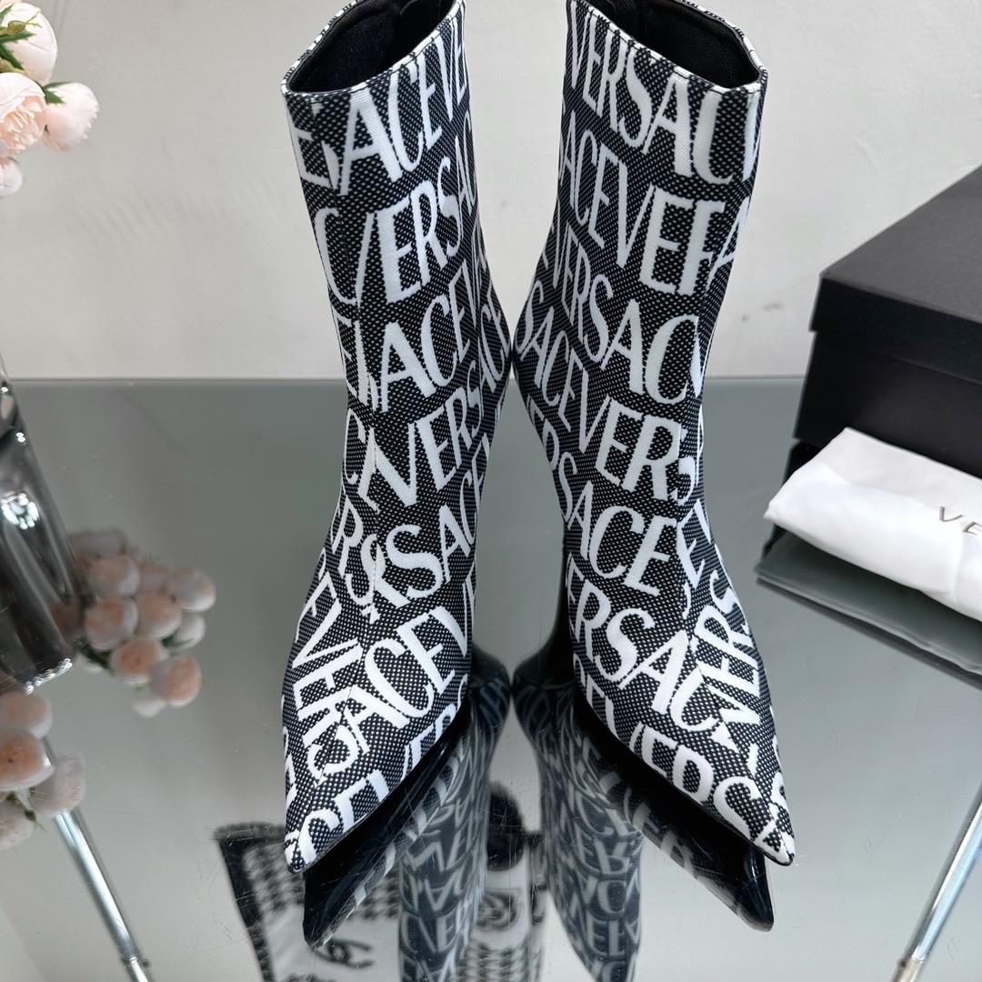 High version Versace SpringSummer 2023 new short boots The Milan runway features a simple