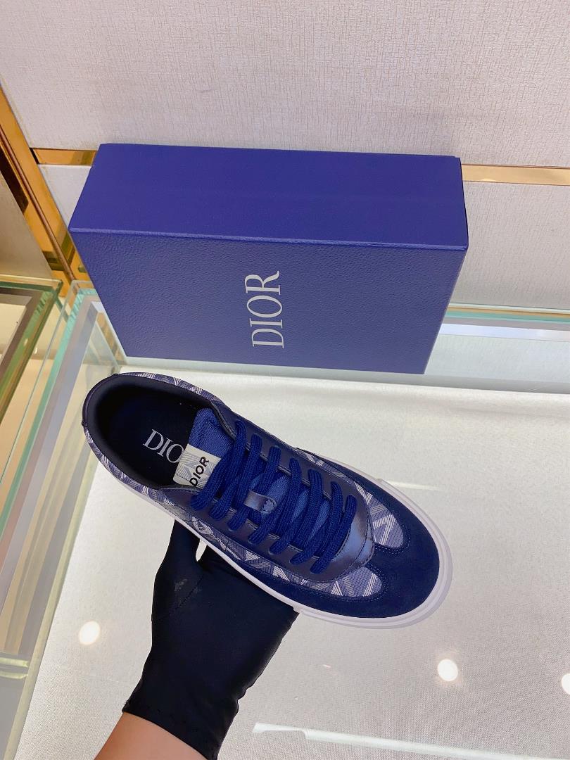 The Dior B101 low cut casual sports shoe is meticulously crafted with cowhide stitching on