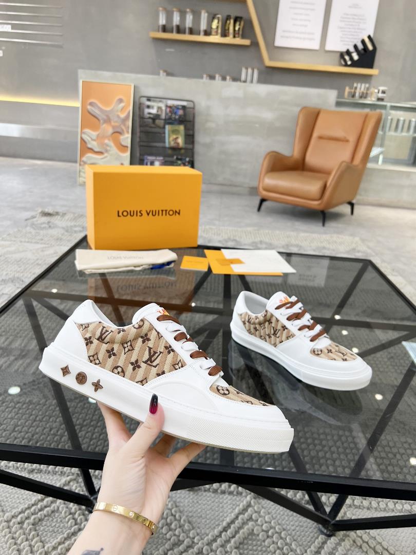 lv top tier agent purchase of the popular casual board shoe counter for men on the street