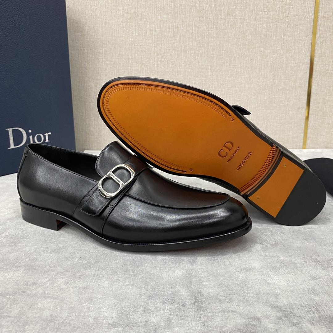 The official price of DIO TIMELESS  This Slipon shoe reflect classic elegance Made of b