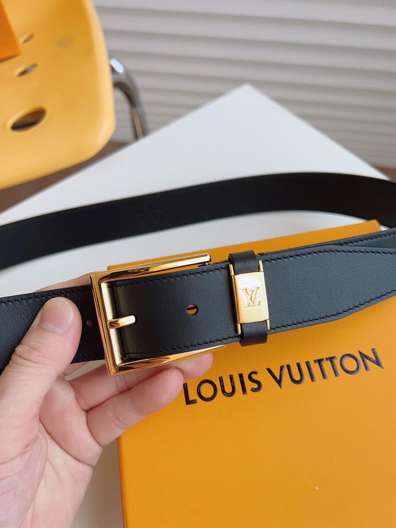 The LV CITY PIN waistband outlines smooth lines in a classic style exuding a calm busines