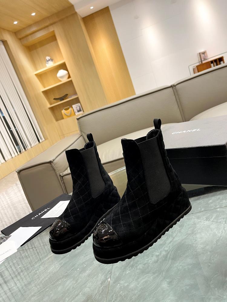 CHANEL Chanels Xiaoxiang 3 AutumnWinter series short boots are hot and new This season Xiaoxiangs popular style is really loved at a glance The