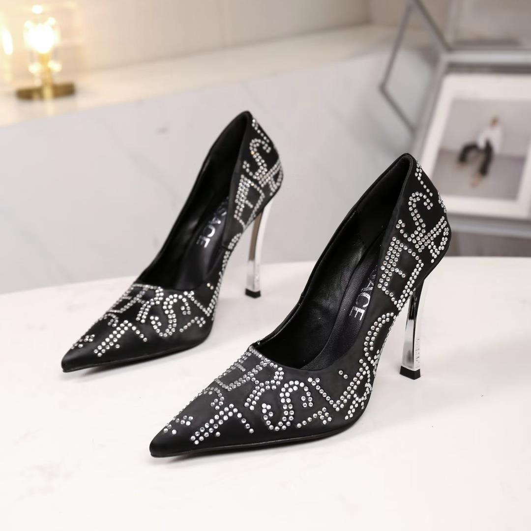 Versaces new highheeled shoes are made of imported crystal diamonds made of pure silk with a s