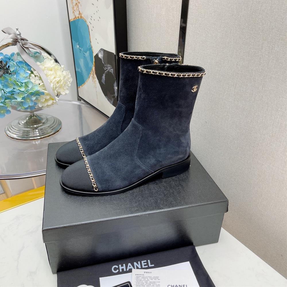 Original development of the latest chanel chain boots series at the Chanel counter in autumn and win