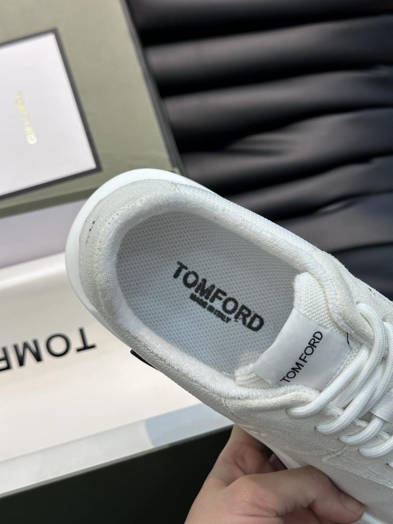 TOMFORD mens casual sports shoes are designed with smooth lines to create a simple appear