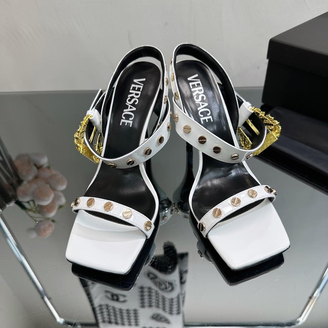 High version Versace SpringSummer new high heelsThe Milan runway features a simple and capable