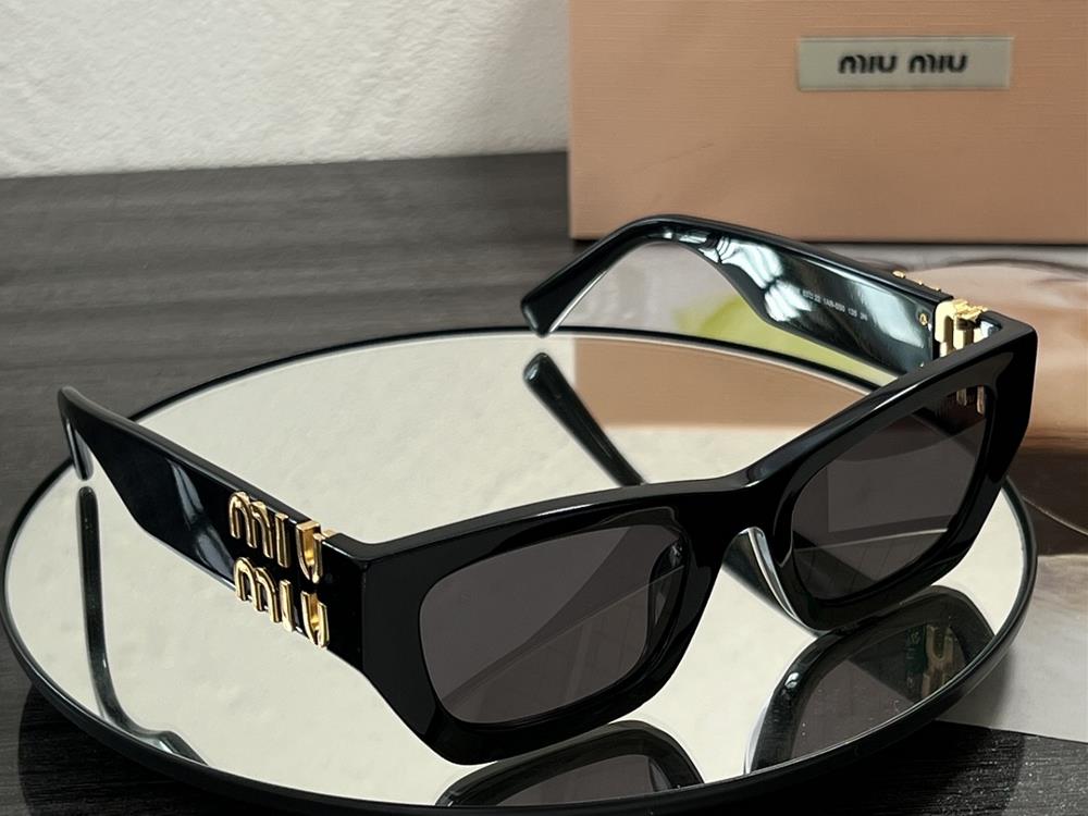 High Edition Large Logo Non Market CurrencyM Sunglasses cool and cute I like them very mu