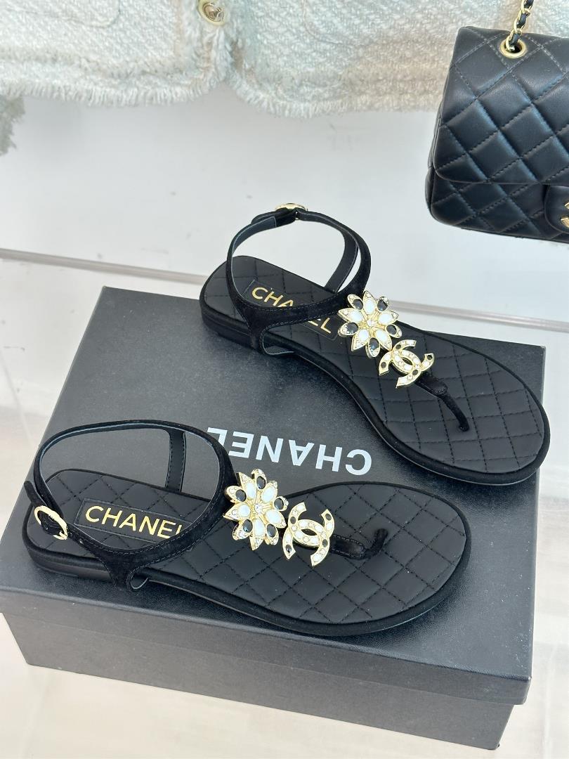 CHANE SpringSummer New ProductCamellia Double C Clamping SandalsEvery summer Chanels sandalsTh