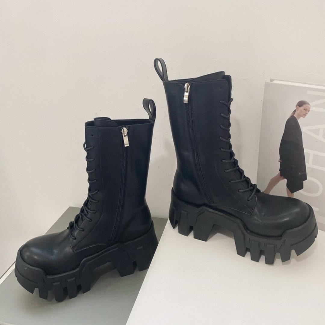 Balenciaga tank bootsThe bulldozer made by Balenciaga has a cool personality and a sense of co