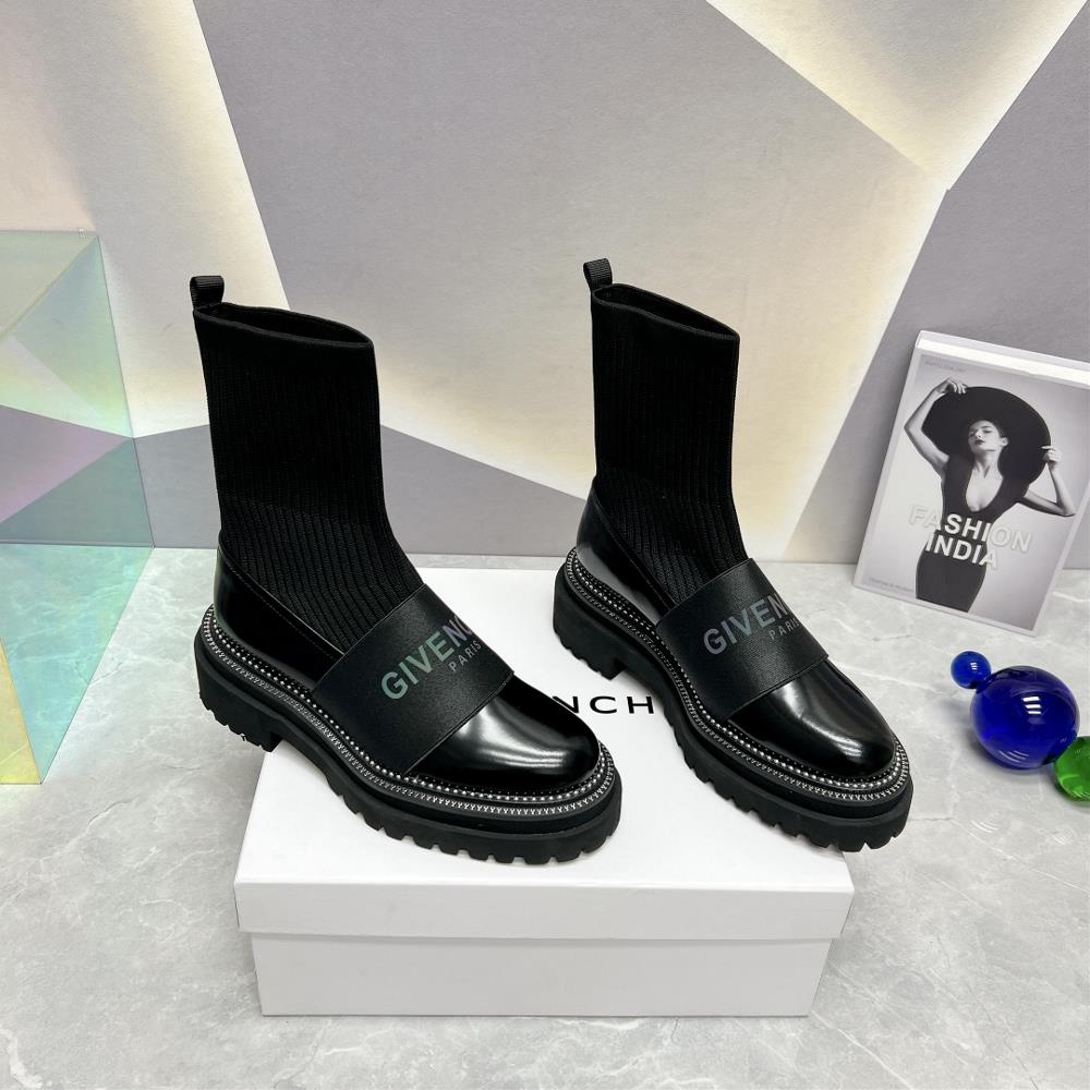 Factory toplevel version GIVENCHY 2023vs AutumnWinter New CollectionRound headed letter socks and short bootsThe new flat bottom has a high exit rat