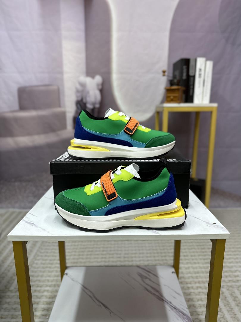 DSQUARED2 casual sports shoes are available in the Z cabinet simultaneously The original confi