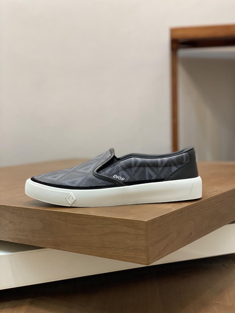 dior new Jagga Runner low top sneaker features a variety of materials and contrasting colo