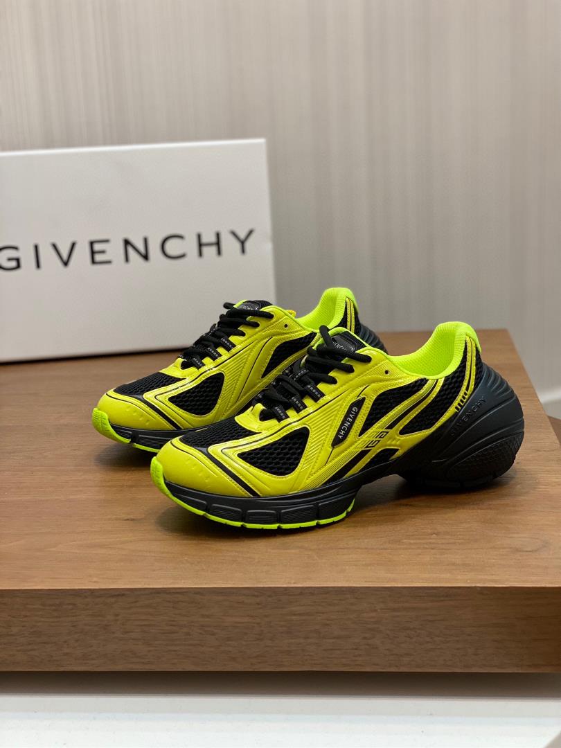 GIVENCHY Givenchy 23 new TK MX Runner sneakers are made of technological knitted fabrics